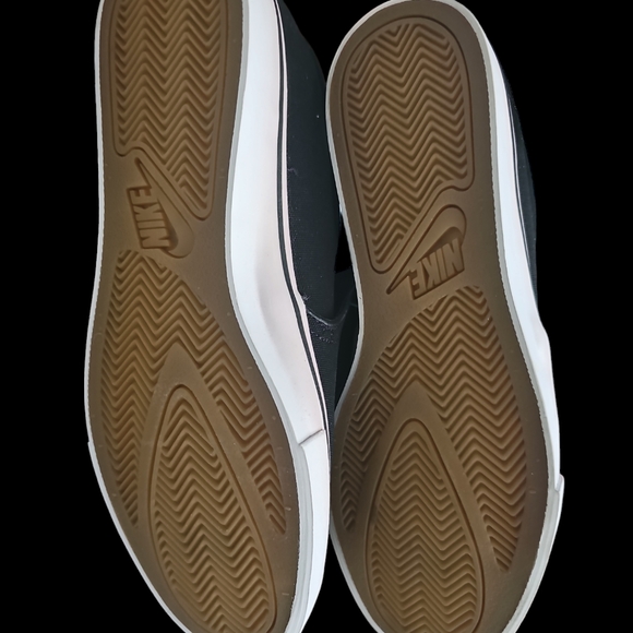 Nike size 9.5 - Picture 11 of 14